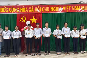 Ông Lê Đắc Tường – Hiệu trưởng Trường THCS và THPT Liên Việt Kon Tum trao quà cho học sinh bị ảnh hưởng bởi bão lũ.