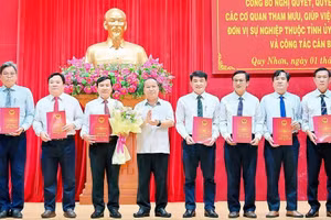 Ông Châu Ngọc Tuấn - Phó Bí thư Tỉnh ủy Gia Lai trao quyết định điều động, bổ nhiệm Giám đốc và các Phó Giám đốc Sở GD&ĐT. Ảnh: Đức Thụy.