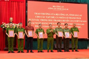 Thượng tướng Nguyễn Văn Long, Thứ trưởng Bộ Công an trao thưởng cho các đơn vị.