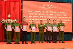 Thượng tướng Nguyễn Văn Long, Thứ trưởng Bộ Công an trao thưởng cho các đơn vị.