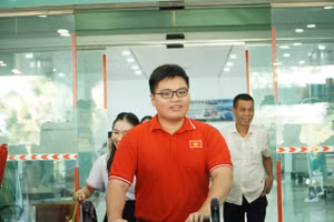 Thầy cô, gia đình chào đón chủ nhân Huy chương Vàng Olympic Tin học Quốc tế