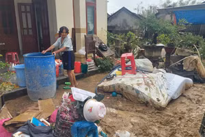 Sau lũ, gia đình bà Nguyễn Thị Ngọc Hương chẳng còn gì ngoài ngổn ngang và những lớp bùn đất.