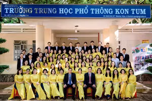 Tập thể cán bộ, giáo viên Trường THPT Kon Tum.