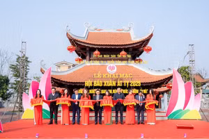 Các đại biểu thực hiện nghi thức cắt băng khai trương Hội báo Xuân Hà Tĩnh Ất Tỵ 2025.