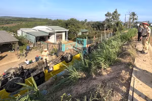 Chiếc xe đưa đón học sinh bị lật khiến nhiều người bị thương.