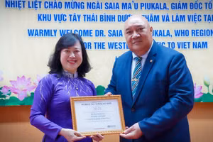 Giám đốc Khu vực Tây Thái Bình Dương của WHO, Tiến sĩ Saia Ma'u Piukala trao tặng Bộ trưởng Y tế Đào Hồng Lan giải thưởng toàn cầu của WHO nhằm vinh danh những thành tựu trong công cuộc phòng chống tác hại của thuốc lá. Ảnh: WHO Việt Nam.