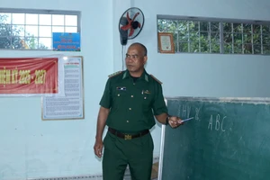 Người thầy quân hàm xanh A Bừng mang con chữ đến người dân vùng biên.