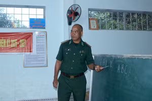 Người thầy quân hàm xanh A Bừng mang con chữ đến người dân vùng biên.