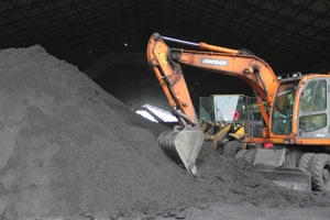 Nhà máy hiện có hai kho than, mỗi kho chứa tối đa 200.000 tấn, đáp ứng nhu cầu dự trữ cho các tổ máy.