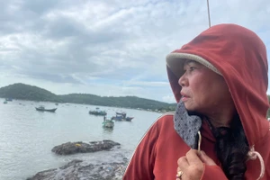 Người nuôi tôm hùm lo lắng trước khi bão Kalmaegi đổ bộ.