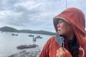 Người nuôi tôm hùm lo lắng trước khi bão Kalmaegi đổ bộ.