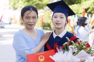 Ngô Đặng Quỳnh Mi luôn cố gắng học để không phụ lòng mong mỏi của mẹ.