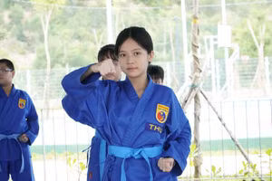 Nữ sinh tự tin học võ Vovinam không chỉ rèn luyện sức khỏe mà còn học được tính nhẫn nại, tự bảo vệ bản thân.