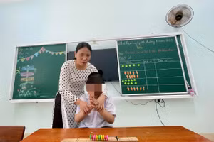 Cô Đặng Thị Xuân Thảnh nhẹ nhàng, kiên nhẫn với học trò đặc biệt.