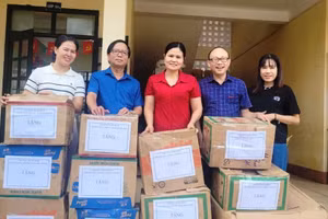 Hàng nghìn cuốn sách giáo khoa được trao đến Trường Tiểu học Ngọc Khê 2