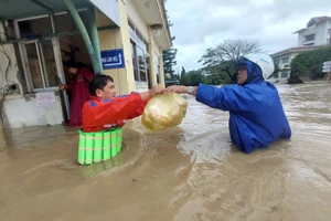 Thầy, cô thành "người vận chuyển" mang nhu yếu phẩm đến hỗ trợ sinh viên bị mắc kẹt ở ký túc xá.
