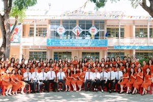 Tập thể cán bộ, giáo viên Trường THCS Nguyễn Sinh Sắc.