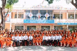 Tập thể cán bộ, giáo viên Trường THCS Nguyễn Sinh Sắc.