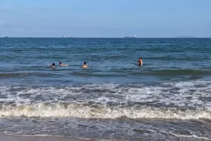 Những ngày qua, biển ở Quy Nhơn sóng mạnh, nhưng vẫn có nhiều người dân, du khách tắm.