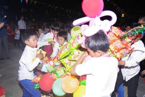 Ông Hoàng Nam - Phó Chủ tịch Thường trực UBND tỉnh Quảng Trị tặng quà đến học sinh vùng biên giới.