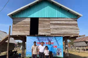 Quỹ "Tủ bánh mì 0 đồng" tặng nhà nhân ái cho học sinh khó khăn.