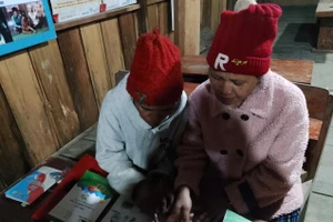 Dù mưa hay lạnh, dù cả ngày vất vả trên nương rẫy, học viên vẫn chăm chỉ ra lớp.