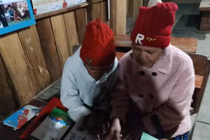 Dù mưa hay lạnh, dù cả ngày vất vả trên nương rẫy, học viên vẫn chăm chỉ ra lớp.