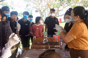 Học viên vùng đồng bào dân tộc thiểu số thực hành tiêm phòng cho gia súc.