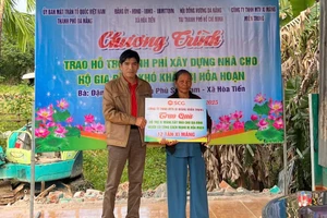 Công ty TNHH MTV Xi măng Miền Trung hỗ trợ xi măng cho gia cảnh vừa bị hỏa hoạn