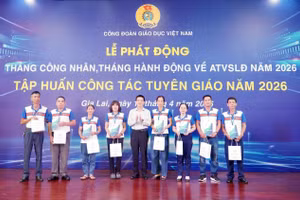 TS Nguyễn Ngọc Ân – Chủ tịch Công đoàn Giáo dục Việt Nam trao quà hỗ trợ cho 10 đoàn viên công đoàn.