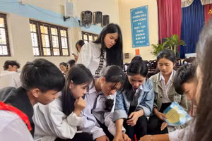 Các nhóm sôi nổi thảo luận, trả lời câu hỏi. Ảnh: Dung Nguyễn.