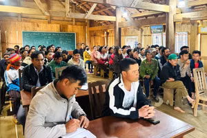 Người dân Măng Đen tham gia buổi định hướng phát triển du lịch cộng đồng.