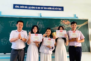 Thầy giáo Trần Quốc Vương luôn tận tụy, thấu hiểu tâm tư của học sinh. Ảnh: NVCC.