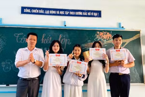 Thầy giáo Trần Quốc Vương luôn tận tụy, thấu hiểu tâm tư của học sinh. Ảnh: NVCC.