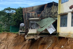 Trường Tiểu học - THCS Sơn Long bị sạt lở nghiêm trọng sau bão.