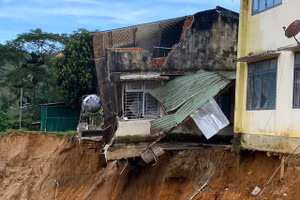 Trường Tiểu học - THCS Sơn Long bị sạt lở nghiêm trọng sau bão.