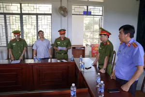 Rơ Châm Laoh, Chủ tịch UBND xã Ia Phí (huyện Chư Păh) bị khởi tố về hành vi “Thiếu trách nhiệm gây hậu quả nghiêm trọng”.