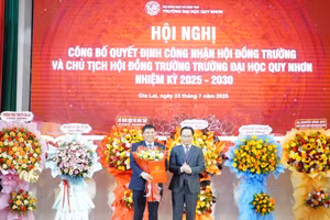 Thứ trưởng Hoàng Minh Sơn trao quyết định Chủ tịch Hội đồng Trường Đại học Quy Nhơn, nhiệm kỳ 2025-2030 cho PGS.TS Nguyễn Quang Ngoạn.