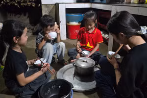 Mẹ qua đời vì ung thư, 5 đứa trẻ phải sống dựa vào người cha ốm đau trong căn nhà tồi tàn.