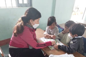 Giáo viên và học sinh ở huyện vùng khó Gia Lai.