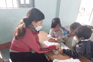 Giáo viên và học sinh ở huyện vùng khó Gia Lai.