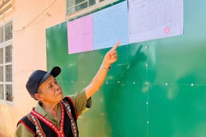 Người dân vùng biên Gia Lai xem danh sách các ứng cử viên.