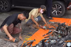 Tiêu hủy súng, vũ khí quân dụng. Ảnh: H.U