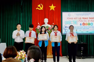 Ông Thái Khắc Hoà, Trưởng Phòng GD&ĐT TP Kon Tum trao giải cho các học sinh đoạt giải.