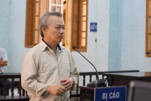 Cựu thẩm phán Võ Đình Sớm nhận hối lộ 500 triệu đồng bị tuyên án 15 năm tù.