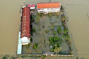 Trường Tiểu học số 2 Phước Sơn chìm trong biển nước.