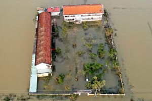 Trường Tiểu học số 2 Phước Sơn chìm trong biển nước.