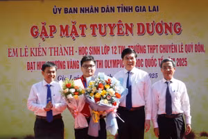 Lãnh đạo UBND tỉnh Gia Lai, Trường Đại học Quy Nhơn khen thưởng học sinh Lê Kiến Thành. Ảnh: Dung Nguyễn.