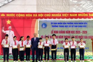 Ông Trịnh Văn Siêm, Hiệu trưởng Trường THCS Tam Quan Bắc trao học bổng cho học sinh nghèo, vượt khó, học giỏi.