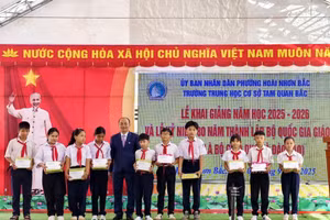 Ông Trịnh Văn Siêm, Hiệu trưởng Trường THCS Tam Quan Bắc trao học bổng cho học sinh nghèo, vượt khó, học giỏi.